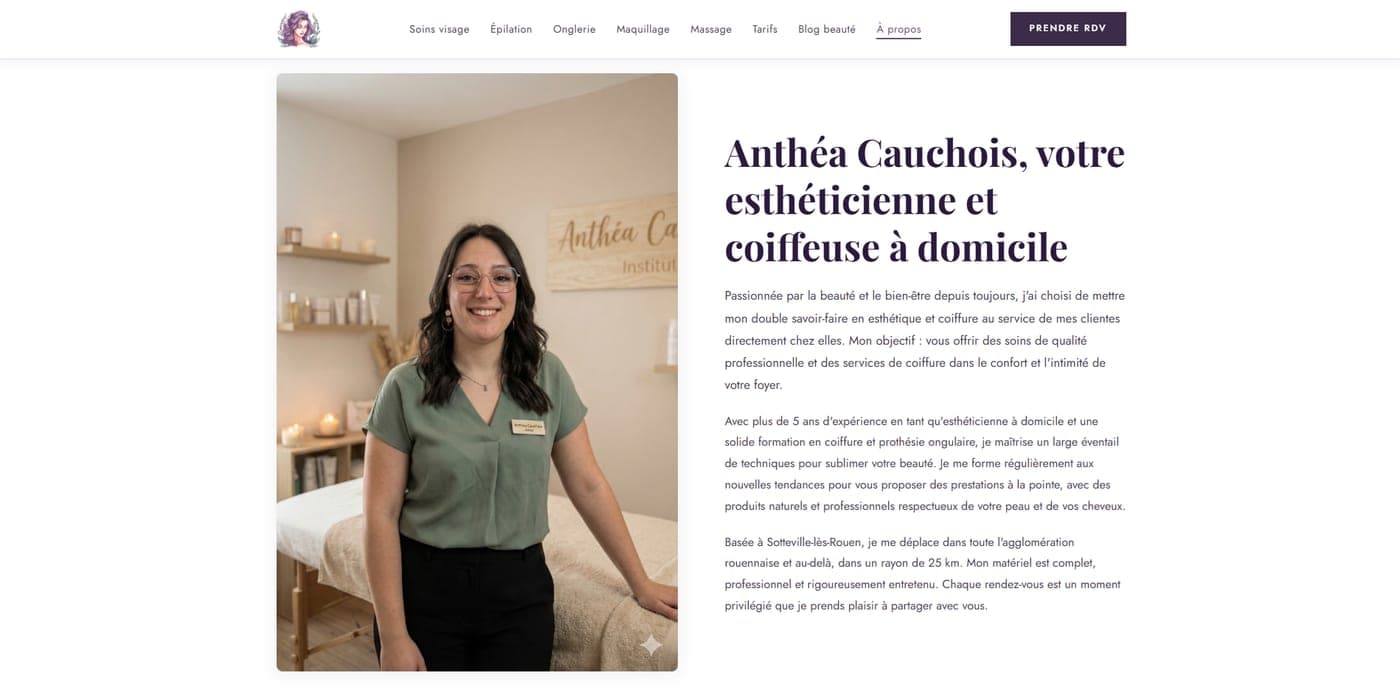 Page « À propos » du site : Anthéa Cauchois, esthéticienne et coiffeuse à domicile, dans son espace de soin